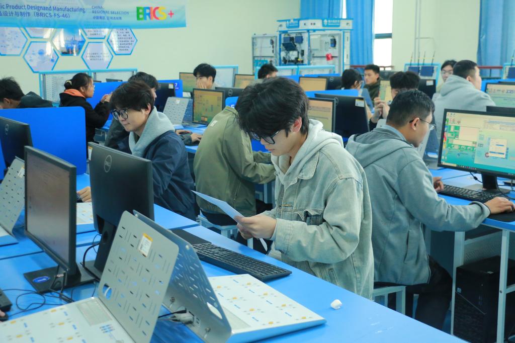 科技競(jìng)技展風(fēng)采，產(chǎn)教融合育新才——2025年金磚國(guó)家職業(yè)技能大賽“智能電子產(chǎn)品設(shè)計(jì)與制作”賽項(xiàng)山東省選拔賽圓滿落幕